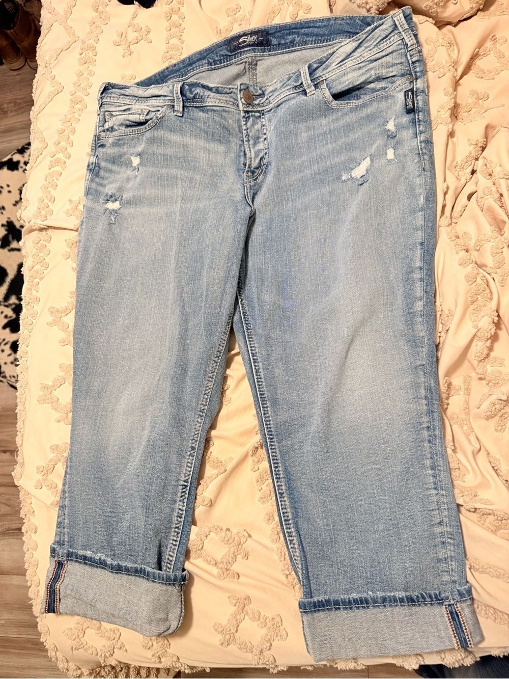 Silver Jean bundle of 3 cropped jeans.
